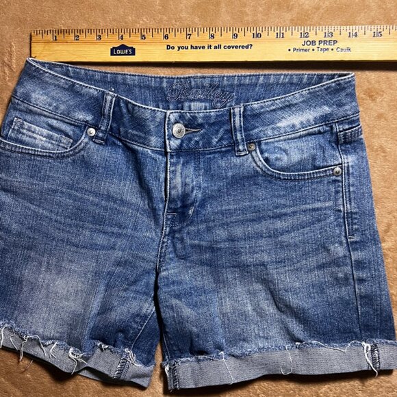 dELiA's Bailey Women 5/6‎ Cuffed Stretch Distressed Blue Denim Shorts (N) - Picture 3 of 7